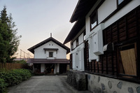 前蔵といわれる商工会館（写真右）と、後蔵といわれる「街並みづくり」のシンボルとなる「金山町街並みづくり資料館（愛称＝蔵史館）」（写真奥）。