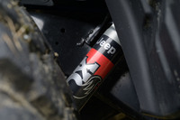 足まわりに「FOXダンパー／FOXレーシングショック」こと「Tennecoパフォーマンスショックアブソーバー」が装備されるのは、「ラングラー」系のモデルのなかでも「グラディエーター ルビコン」だけだ。