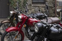 カラーバリエーションは全7種類。きらびやかなクローム仕様に加え、モダンなダーク調のカラーや、軍用バイクを思わせる迷彩色、ヘリテージを感じさせるブルーやレッドなども用意される。