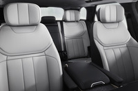 ラグジュアリーな雰囲気のキャビン。シート表皮はグレインレザーやウィンザーレザー、セミアニリンレザーから選択できる。