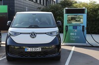 最大170kWまでの急速充電に対応。バッテリーはホイールベース間の床下にびっしりと敷き詰められている。