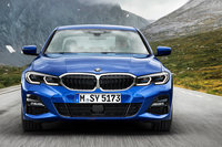 明照寺：「キャラクターラインやらなにやらで、バンパーの面が5つに分割されちゃってるんですよね」
	ほった：「ロワグリルやフォグランプの縁にある、口角みたいなラインも気になりますね」