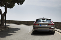 ライバルと目されるのは、「メルセデス・ベンツCクラス」「BMW 3シリーズ」「アウディA4」など。