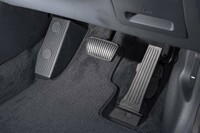 アクセルペダルはオルガン式を採用している。