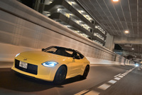 ロングノーズショートデッキという7代目「フェアレディZ」の古典的なスポーツカーのプロポーションには、S30と呼ばれる初代モデルの面影が見て取れる。（写真＝池之平昌信）