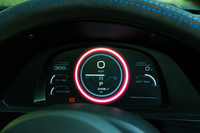 メーターはデジタル表示の単眼式。速度やバッテリー残量に加え、パワープラントが発生する出力や、電圧、モーターやバッテリーの温度などを確認できる。