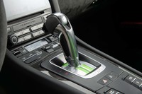 トランスミッションは7段のデュアルクラッチ式AT。加速重視のレシオを採用しているため、100km/h走行でも7速で2600rpm程度の回転数となる。