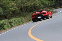 
	クーペの「ウラカン ペルフォルマンテ」に対して、ハードな乗り心地を感じさせる「ウラカン ペルフォルマンテ スパイダー」。前後重量配分は、前43：後ろ57となる。
	