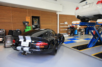 サービススタッフの運転により、スムーズにリフトへと向かう「ダッジ・バイパー」。オーナーより運転がうまいだと!?