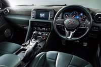 「日産GT-RプレミアムエディションT-spec」のコックピット。カラーリングや使用素材などは専用仕立てで、職人の手作業によるステッチが施されている。