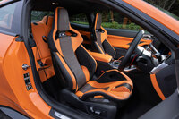 高いホールド性と快適性を両立する、軽量・高剛性な「Mカーボンバケットシート」。