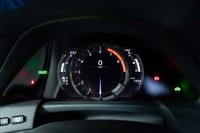 “Fスポーツ”には専用デザインのメーターが装着される。中央のタコメーターは走行モードによりグラフィックが変化する。