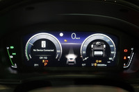 メーターパネルは現代的な液晶パネル。インフォテインメントシステムや運転支援システムのほか、ハイブリッド車ならではの情報も見て取れる。