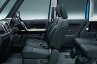 「スペーシア カスタムZ」のインテリアは、ブラックを基調に、チタンシルバーのアクセントが施される。