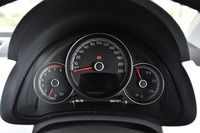 計器盤は、3つのアナログ式メーターと中央のマルチインフォメーションディスプレイで構成される。