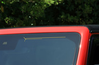 これまで車体側面から生えていたマストアンテナは、「オフロード走行時に枝に引っかかる」との声を受け、フロントウィンドウ内蔵型に変更された。