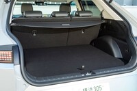 荷室の容量は5人乗車時で527リッター。後席の背もたれを倒すことで1016リッターにまで拡大できる。