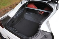 荷室の容量は290リッター。奥行きは785mmで、幅は960～1121mm、深さは最大387mmとなっている。写真はトノカバーを外した状態。