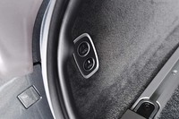 荷室の左側面には、荷物の積載に際してフロアレベルを上下させる（実測で約9cm幅）ためのスイッチも。