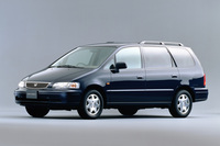 当時のミニバンとしては珍しく、乗用車用のプラットフォームをベースに開発された「ホンダ・オデッセイ」。商用車ベースのライバルより洗練された操作性と乗り心地を備えており、ホンダとしても予想外の大ヒットとなった。ちなみに開発には、F1や軽自動車事業で何度もホンダを救っている、浅木泰昭氏も携わっている。