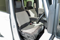 シート表皮は仕様によって異なり、スタンダードモデルにはソファのようなファブリックが用いられる。