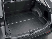 荷室の容量は、5人乗車時（フロアを下段にした状態）で580リッター。フロアボードは汚れ物に対応できるようリバーシブルになっている。