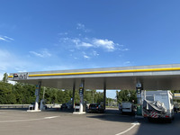 同じスタンドを2020年7月に撮影したもの。まだ「Eni」の文字とシンボルが掲げられている。わずか2年前にもかかわらず、軽油の1リッターあたりの価格は1.359ユーロ。今日より3割以上安い。