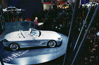 1999年の東京モーターショーでは、オープントップの「ビジョンSLRロードスター」が出展された。