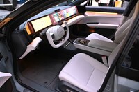 インテリアでは、上半分がカットされた「ヨークステアリング」と、横いっぱいに広がるパノラミックスクリーンが特徴だ。