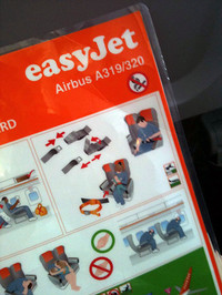 「イージージェット」の緊急時説明カード。珍しく「まとも」なイラスト。