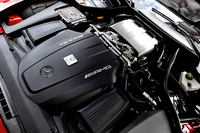 ドライサンプの4リッターV8ツインターボエンジン（510ps）は、一見エンジンカバーに見える黒いプレートの下にはなく、もっとスカットルに寄せて搭載されている。トランスアクスルレイアウトを採用し、重量配分は前47：後ろ53。
    