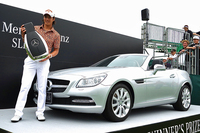 「メルセデス・ベンツSLKクラス」の前でポーズをとる石川 遼選手。
    