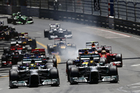 スタートシーン。2戦連続のフロントロー独占となったメルセデスが1-2で最初のターンへ。予選3位のベッテルは好スタートを決めたものの、狭いモナコ、間に割って入る隙間はなし。（Photo=Mercedes）
    