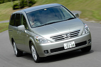 「3.5X」のオプションは、「17インチホイール」（6.0万円）「スーパーサウンドシステム」（4.0万円）「Gパッケージ＝ナビ＋ステアリングスイッチ＋バックビューモニター＋サイドブラインドモニター＋リモコンオートスライドドア＋スライドドアオートクロージャー＋インテリジェントキー」（40.0万円）「ETC」（4.0万円）「寒冷地仕様」（4.3万円）