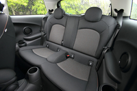 後席は肩まわりのスペースやフットスペースを中心に、居住性が改善された。
    