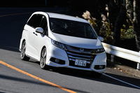 「オデッセイ アブソルート EX」。標準モデルとアブソルートの販売比率は13：87（2013年12月1日現在）で、アブソルートが圧倒的に多く選ばれているという。