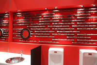 実のところ、一番驚かされたのがショールームのトイレ。壁面にカムシャフトがズラリと並び、ドアの取っ手もカムシャフトだった。