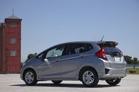 1.3リッターエンジン搭載の最も高価なグレード「13G Sパッケージ」。大型のリアスポイラーや15インチアルミホイールが外観上の特徴だ。
    