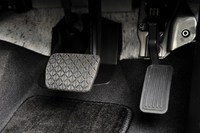 「アクセラ」シリーズではハイブリッドのみ、スロットルペダルがつり下げ式となる（ほかのモデルはオルガン式）。ペダルまでが“広義のハイブリッドシステム”であり、技術供与の範囲内となるためだ。