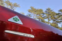 フロントフェンダーに備わる「四つ葉（クアドリフォリオ）のクローバー」は、幸運を呼ぶしるし。