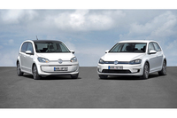 フォルクスワーゲンの電気自動車「e-up!」（左）と「e-ゴルフ」（右）