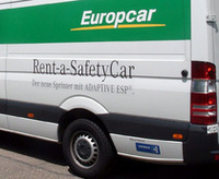 スプリンターの車体に書かれた、「Rent-a-SafetyCar」の文字。 