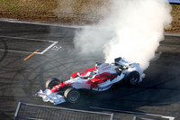 ドーナツターンをキメるトゥルーリの「TF108」。グロックのタイヤスモークはさらに激しく、写真を撮ったもののほとんど煙しか写っていなかった。