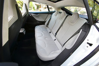 乗車スペースは前後席とも広々。スペックシート上の足元スペースは、前席が1083.7mm、後席が899.9mmとなっている。