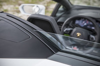 キャビン背後の両シート間に、昇降式のリアウィンドウが備わる。