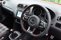 赤いステッチが入れられるステアリングホイール。下端はフラットになっている。