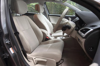 ベージュファブリックのフロントシート。ちなみに、「GTライン」の内装は黒基調となり、ダークカーボンファブリックのスポーツシートが装備される。