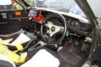 標準ではラジオや時計もオプションだった「TE27トレノ」のスパルタンなインテリア。バケットシート、MOMOのステアリングホイール、グローブボックスの位置に付けられたラリー用計器はノン・スタンダード。