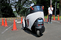 後輪操舵（そうだ）であるため、車庫入れの際は基本的にノーズから進入したほうが、車体の姿勢を整えやすい。ミニカー登録なのでナンバーは水色。