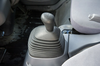 5段MTのシフトノブ。1速は古いスポーツカーのように、Hゲートの外（左下）にレイアウトされている。